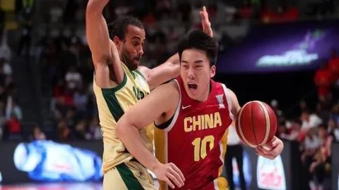 “NBA最新赛况：湖人超越火箭跻身西部前四，76人连败七场东部排名滑至第十二”
